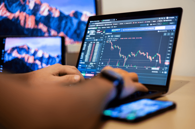How a Free VPS Keeps Your Trades Running Around the Clock